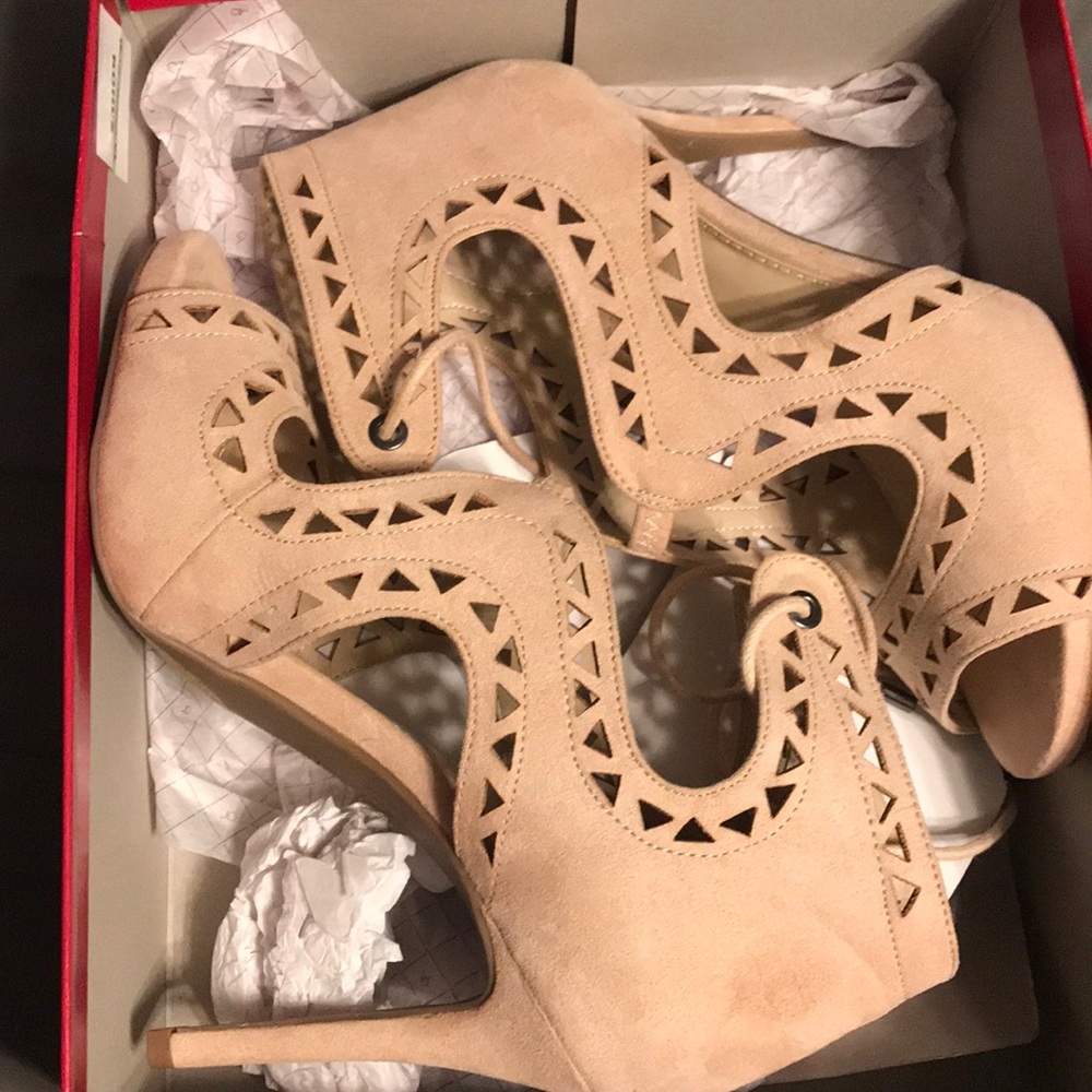 Jennifer Lopez nude heels
